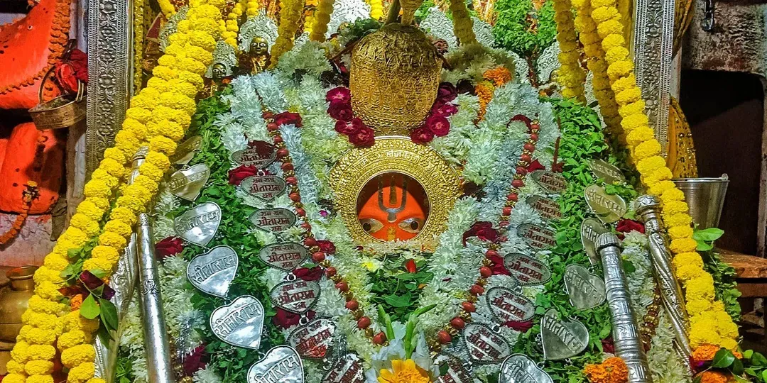 Offer Bhogs at Hanuman Garhi, Ayodhya – Receive Lord Hanuman’s Divine Blessings & Protection